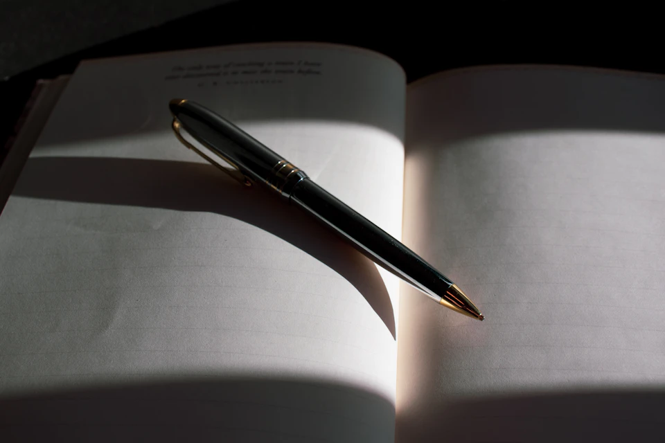 Ручка на раскрытых страницах книги